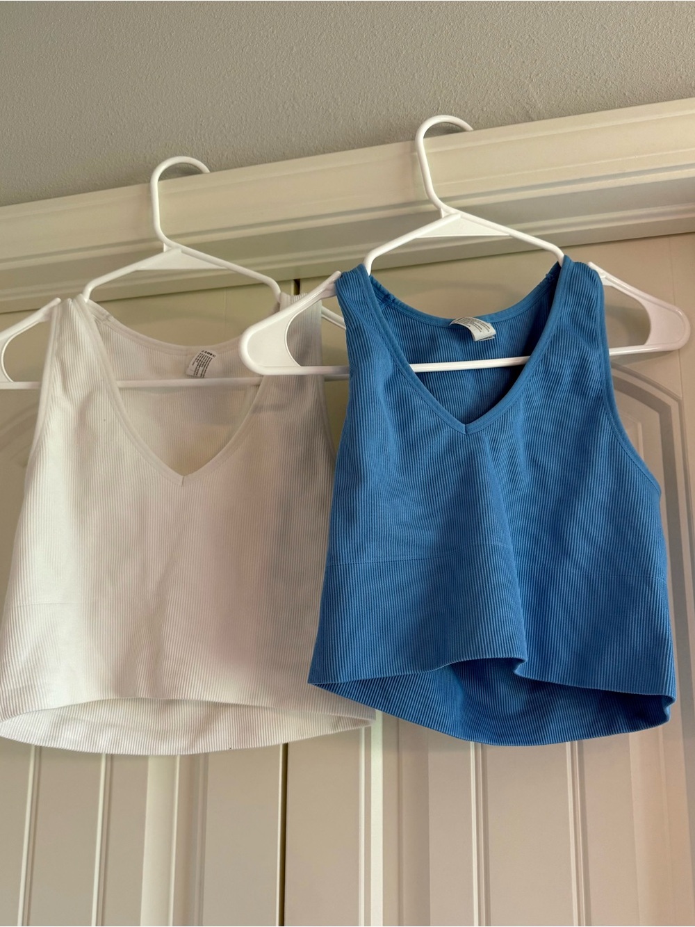 90 Degree By Reflex Ribbed V-Neck Cropped Tank Top in White and Blue